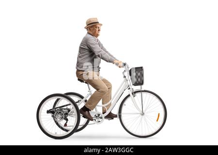 Homme senior qui monte dans un tricycle blanc isolé sur fond blanc Banque D'Images