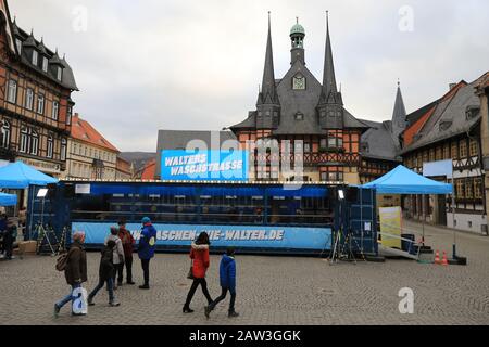 06 février 2020, Saxe-Anhalt, Wernigerode: Sur le marché de Wernigerode il y a la "machine à laver les mains". Le ministère fédéral de la Santé veut informer les gens sur le lavage des mains et a donc lancé la campagne "laver comme Walter". L'objectif de la campagne est d'enseigner aux enfants et aux adultes comment se laver les mains correctement et soigneusement afin d'éviter les germes pathogènes. À cette fin, la première ligne de lavage presque entièrement automatique pour les mains est en tournée en Allemagne, en s'arrêtant sur la place du marché à Wernigerode les 6 et 7 février 2020. Photo: Peter Gercke Banque D'Images
