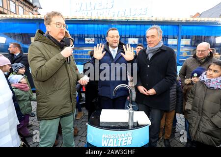 06 février 2020, Saxe-Anhalt, Wernigerode: Walter (l-r), ambassadeur officiel en lavage des mains du Ministère fédéral de la Santé, ministre fédéral de la Santé Jens Spahn (CDU) et Lord Mayor Peter Gaffert ouvrent la "ligne de lavage des Mains". Le ministère fédéral de la Santé veut informer les gens sur le lavage des mains et a donc lancé la campagne "laver comme Walter". L'objectif de la campagne est d'enseigner aux enfants et aux adultes comment se laver les mains correctement et soigneusement afin d'éviter les germes pathogènes. À cette fin, la première ligne de lavage presque entièrement automatique pour les mains est goi Banque D'Images