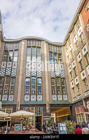 Berlin, Allemagne - 26 octobre 2013 : vue extérieure / façade du Théâtre Camaeleon. Théâtre du début du 20 e siècle avec nouvelle salle de bal, bars et resta Banque D'Images