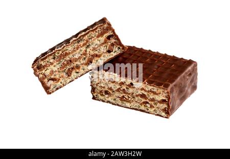 Сhocolate wafers isolés sur fond blanc. Morceaux délicieux bar au chocolat. Bonbons au chocolat. Tranche de wafer. Banque D'Images