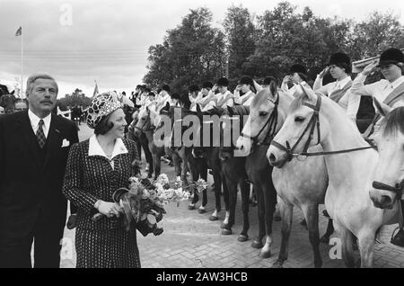 Ouverture par la princesse Beatrix du Centre de la Fédération royale néerlandaise des clubs d'équitation ruraux et des clubs de poney à Uddel la princesse Beatrix passe les chevaux Date: 23 mai 1975 lieu: Gelderland, Uddel mots clés : chevaux, princesses, cavaliers Nom De La Personne: Beatrix, princesse Banque D'Images