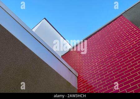 un bâtiment en brique rouge avec ligne de toit angulaire Banque D'Images