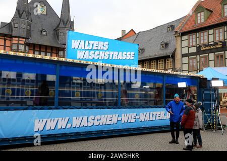 06 février 2020, Saxe-Anhalt, Wernigerode: Sur le marché de Wernigerode il y a la "machine à laver les mains". Le ministère fédéral de la Santé veut informer les gens sur le lavage des mains et a donc lancé la campagne "laver comme Walter". L'objectif de la campagne est d'enseigner aux enfants et aux adultes comment se laver les mains correctement et soigneusement afin d'éviter les germes pathogènes. À cette fin, la première ligne de lavage presque entièrement automatique pour les mains est en tournée en Allemagne, en s'arrêtant sur la place du marché à Wernigerode les 6 et 7 février 2020. Photo: Peter Gercke Banque D'Images