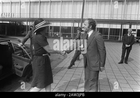 Princesse Beatrix au congrès de l'Association européenne de gestion du personnel (EAPM) à la RAI à Amsterdam la princesse Beatrix est accueillie par le conseiller Traumann Date: 23 juin 1975 lieu: Amsterdam, Hollande-Nord mots clés: Congrès, princesses, aldermen Personne Nom: Beatrix, princesse, Traumann, Pitt Banque D'Images