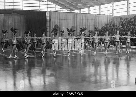 La princesse Christina ouvre le stade Thialf à Heerenveen. Corps de ballet de l'Eisrevue de Vienne. Date : 14 octobre 1967 lieu : Frise, Heerenveen mots clés : danse sur glace, revues, stades Banque D'Images