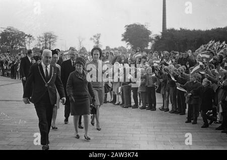 La princesse Christina ouvre le stade Thialf à Heerenveen. Princesse Christina à l'arrivée. Outre son maire H. Huisman Heerenveen Date: 14 octobre 1967 lieu: Friesland, Heerenveen mots clés: Arrivées, stades de glace, princesses Nom De La Personne: Christina (princesse Pays-Bas), Huisman, H. Banque D'Images