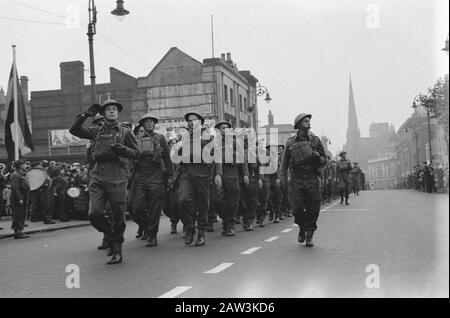 Armée [Army] Anefo London series Princess Irene Brigade: Les troupes néerlandaises marchent à Birmingham pendant une semaine pour la victoire. Les soldats néerlandais marchent à Birmingham pendant une semaine pour la victoire Date: Juillet 1943 lieu: Birmingham, Royaume-Uni mots clés: Armée, marches, soldats, seconde Guerre mondiale Banque D'Images