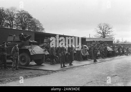Armée [Army] Anefo London series Princess Irene Brigade: L'unité blindée des forces néerlandaises au défilé. L'unité mécanisée des forces néerlandaises s'est préparée. Date : 1941 lieu : Royaume-Uni mots clés : armée, véhicules de l'armée, parades, soldats, seconde Guerre mondiale Banque D'Images