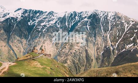 Stephantsminda, Géorgie. Église De Gergeti Trinity Ou Église De Tsminda Sameba - Sainte Trinité Près Du Village De Gergeti En Géorgie. Vue Panoramique Au Printemps S. Banque D'Images