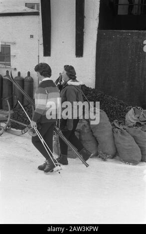 Princesse Irene Et Princesse Beatrix À Sankt Anton Date: 4 Février 1960 Lieu: Autriche, Sankt Anton Am Arlberg, Tyrol Nom De La Personne: Beatrix, Princess Irene, Princess : Pot, Harry / Anefo Titulaire Du Droit D'Auteur: Archives Nationales Type De Matériel: Négatif (Noir / Blanc) Numéro D'Inventaire: Voir Accès 2.24.01.05 Banque D'Images