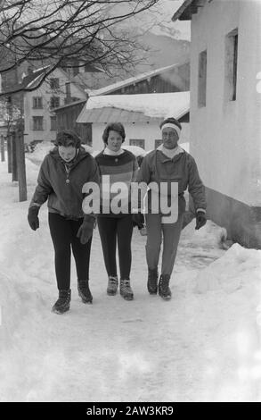 Princesse Irene Et Princesse Beatrix À Sankt Anton Date: 4 Février 1960 Lieu: Autriche, Sankt Anton Am Arlberg, Tyrol Nom De La Personne: Beatrix, Princess Irene, Princess : Pot, Harry / Anefo Titulaire Du Droit D'Auteur: Archives Nationales Type De Matériel: Négatif (Noir / Blanc) Numéro D'Inventaire: Voir Accès 2.24.01.05 Banque D'Images