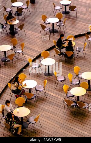 Terrasse de café moderne dans le quartier de Roppongi à Tokyo, Japon Banque D'Images