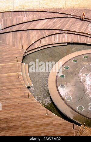 Terrasse de café moderne dans le quartier de Roppongi à Tokyo, Japon Banque D'Images