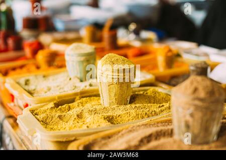 Large Gamme D'Épices En Poudre Multicolores, Assaisonnement Parfumé, Condiment Au Showcase Of East Market, Bazar À La Vente. Fermer Banque D'Images