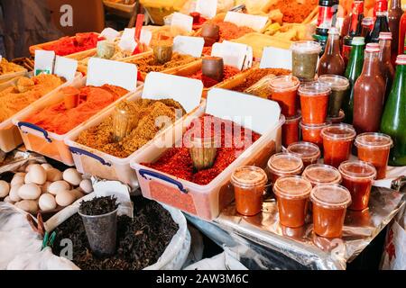 Épices Parfumées Varicolor Sur Plateaux Et Abondance De Sauces Géorgiennes Traditionnelles Sur Le Comptoir Du Marché En Vente. Banque D'Images