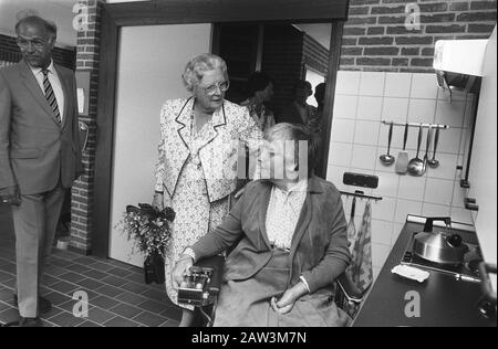 Ouverture d'une personne avec un bungalow de vacances handicap par la princesse Juliana à Egmond aan Zee Princess Juliana en conversation avec l'un des invités Date: 16 juin 1983 lieu: Egmond aan Zee, Noord-Holland mots clés: Désactivé, ouvertures, princesses, personne de vacances Nom: Juliana (princesse Pays-Bas) Banque D'Images