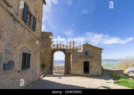 Vue sur un aperçu médiéval avec entrée au village et à l'église Banque D'Images