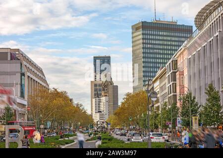 Vue de la place Wittenbergplatz vers l'église Kaiser-Wilhelm-Gedächtnis-Kirche. Banque D'Images