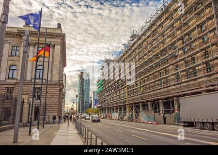 Berlin, Allemagne - 28 octobre 2013: Rue Leipziger Strasse - vue sur la place Potsdamer Platz, Bundesrat allemand sur la gauche. Banque D'Images