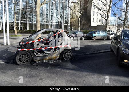 Micro-voiture brûlée à Paris - France Banque D'Images