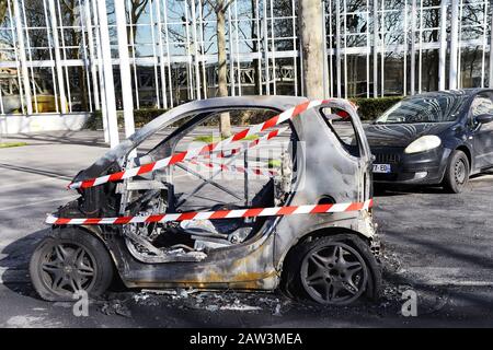 Micro-voiture brûlée à Paris - France Banque D'Images