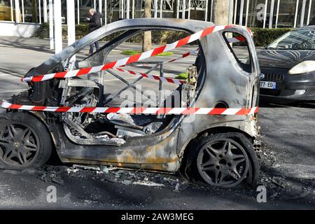 Micro-voiture brûlée à Paris - France Banque D'Images