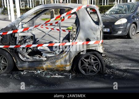 Micro-voiture brûlée à Paris - France Banque D'Images