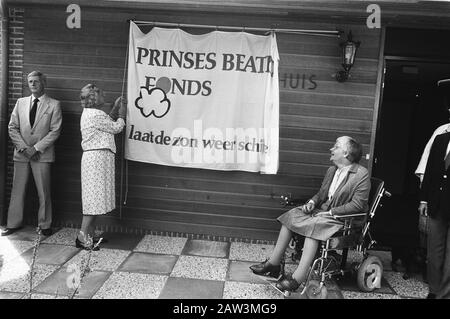 Ouverture d'une personne avec un bungalow de vacances handicap par la princesse Juliana à Egmond aan Zee la princesse Juliana a exécuté l'acte d'ouverture par un tissu Fonds princesse Beatrix laisser le soleil briller Date: 16 juin 1983 lieu: Egmond aan Zee, Noord-Holland mots clés: Désactivé, ouvertures, princesses, personne de vacances Nom: Juliana (princesse Pays-Bas) Banque D'Images