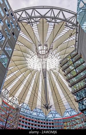 Berlin, Allemagne - 28 octobre 2013 : Sony Center sur la place Potsdamer Platz - un groupe de bâtiments dans le quartier Tiergarten, Berlin-Mitte. Banque D'Images