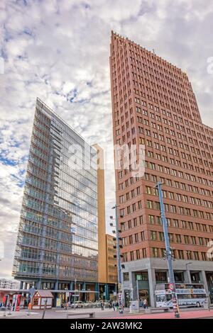 Berlin, Allemagne - 28 octobre 2013: Potsdamer Platz Square - Kollhoff Tower - quartier financier de Berlin, Allemagne. Banque D'Images