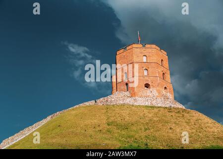 Vilnius, Lituanie. Célèbre Tour De Gediminus Ou Gedimino Dans Le Centre Historique. Patrimoine mondial de l'UNESCO. Le Complexe Du Château De Upper Vilnius, Dans La Vieille Ville, Est Popul Banque D'Images