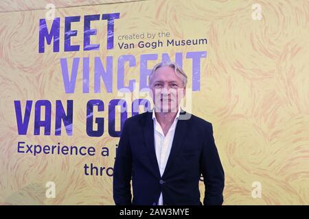 Rencontrez Vincent van Gogh à Londres . L'expérience s'ouvre sur Upper Ground , au coeur du quartier culturel de South Bank à proximité de la maison de Londres de Van Gogh à Brixton. Vincent Willem van Gogh était là aujourd'hui pour rencontrer des invités pour l'aperçu il est le grand - petit-fils de Theo van Gogh , le frère de l'artiste . Dans son rôle actuel , Willem van Gogh travaille comme ambassadeur pour développer et renforcer le réseau du musée . il a rejoint le musée en 1999 et a été initialement responsable des magasins jusqu'en 2009 quand il est devenu conseiller du conseil d'administration . Banque D'Images