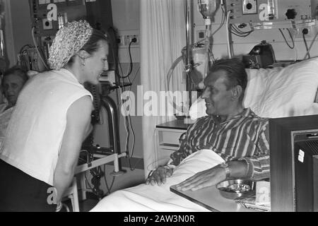 Ouverture par la princesse Margriet du nouveau Diakonessenhuis Refaja Dordrecht Princess Margriet à un patient de rein Date : 4 juin 1971 lieu : Dordrecht, Hollande-Méridionale mots clés : ouvertures, patients, princesses, hôpitaux Nom De La Personne : Marguerite (princesse Pays-Bas) Banque D'Images