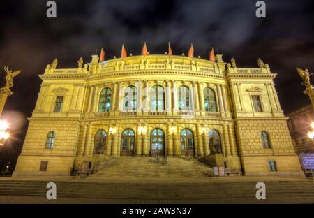 Vue sur la salle de concert Rudolfinum à Prague. L'image a été pomerée à partir de trois images avec une exposition différente pour créer un effet HDR Banque D'Images