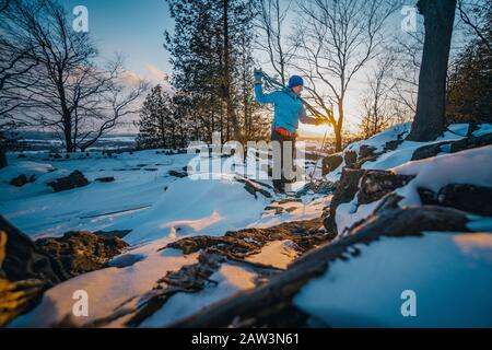 Retrait de la corde d'escalade au coucher du soleil Banque D'Images