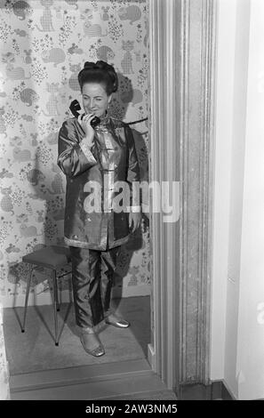 La princesse Margriet et Piet van Vollenhoven sur le Loo à Apeldoorn. Numéro 21 Date: 16 Novembre 1967 Lieu: Apeldoorn, Gueldre Nom De La Personne: Margriet, Princesse, Vollenhoven, Pieter Van Nom De L'Institution: Palais Het Loo Banque D'Images