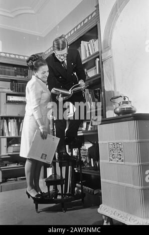 La princesse Margriet et Piet van Vollenhoven sur le Loo à Apeldoorn. Numéro 21 Date: 16 Novembre 1967 Lieu: Apeldoorn, Gueldre Nom De La Personne: Margriet, Princesse, Vollenhoven, Pieter Van Nom De L'Institution: Palais Het Loo Banque D'Images
