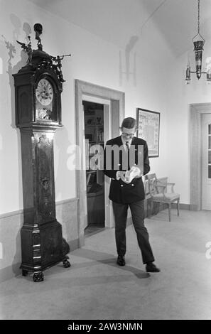 La princesse Margriet et Piet van Vollenhoven sur le Loo à Apeldoorn. Numéro 21 Date: 16 Novembre 1967 Lieu: Apeldoorn, Gueldre Nom De La Personne: Margriet, Princesse, Vollenhoven, Pieter Van Nom De L'Institution: Palais Het Loo Banque D'Images