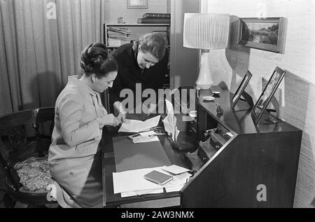 La princesse Margriet et Piet van Vollenhoven sur le Loo à Apeldoorn. Numéro 11 Date: 16 Novembre 1967 Lieu: Apeldoorn, Gueldre Nom De La Personne: Margriet, Princesse, Vollenhoven, Pieter Van Nom De L'Institution: Palais Het Loo Banque D'Images