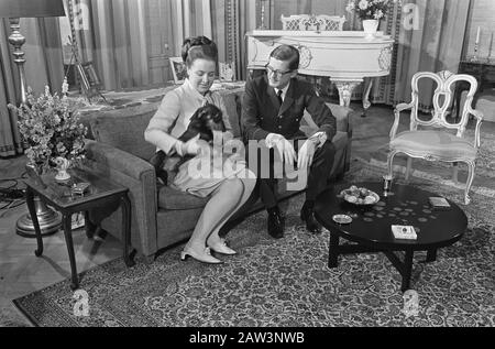 Princesse Margriet Et Piet Van Vollenhoven Sur Le Loo À Apeldoorn Date: 16 Novembre 1967 Lieu: Apeldoorn, Gueldre Nom De La Personne: Margriet, Princesse, Vollenhoven, Pieter Van Nom De L'Établissement: Het Loo Palace Banque D'Images