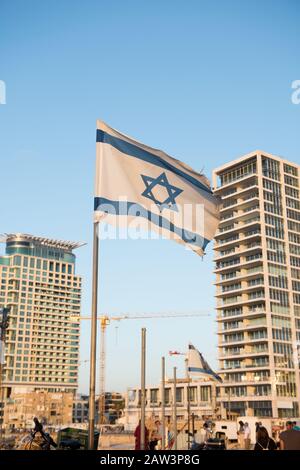 Le drapeau israélien vole dans une brise chaude d'été Banque D'Images