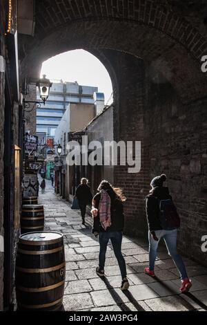 Dublin, Irlande - 29 janvier 2020: Les gens marchant à travers Merchants Arch à Temple bar, Dublin. Banque D'Images