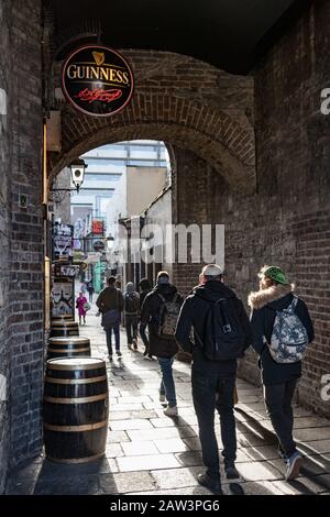 Dublin, Irlande - 29 janvier 2020: Les gens marchant à travers Merchants Arch à Temple bar, Dublin. Banque D'Images