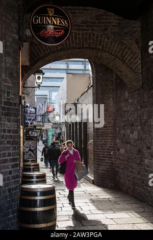 Dublin, Irlande - 29 janvier 2020: Les gens marchant à travers Merchants Arch à Temple bar, Dublin. Banque D'Images