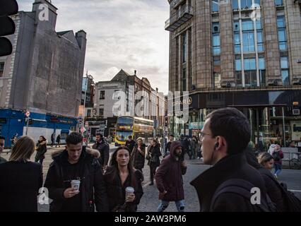 Dublin, Irlande - 29 janvier 2020: Personnes traversant l'intersection de la ville occupée sur la rue Dame dans le centre-ville de Dublin Banque D'Images