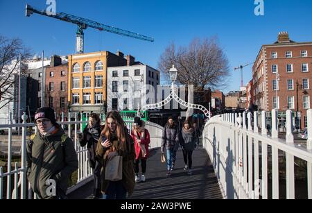 Dublin, Irlande - 29 janvier 2020: Les gens traversant le pont Ha’penny dans le centre-ville de Dublin Banque D'Images