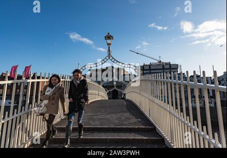 Dublin, Irlande - 29 janvier 2020: Les gens traversant le pont Ha’penny dans le centre-ville de Dublin Banque D'Images