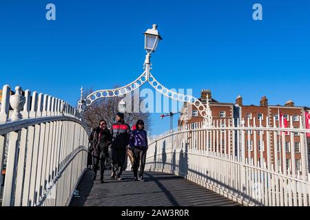 Dublin, Irlande - 29 janvier 2020: Les gens traversant le pont Ha’penny dans le centre-ville de Dublin Banque D'Images