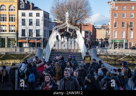 Dublin, Irlande - 29 janvier 2020: Piétons traversant la rue par le pont Ha’penny dans le centre-ville de Dublin, Banque D'Images